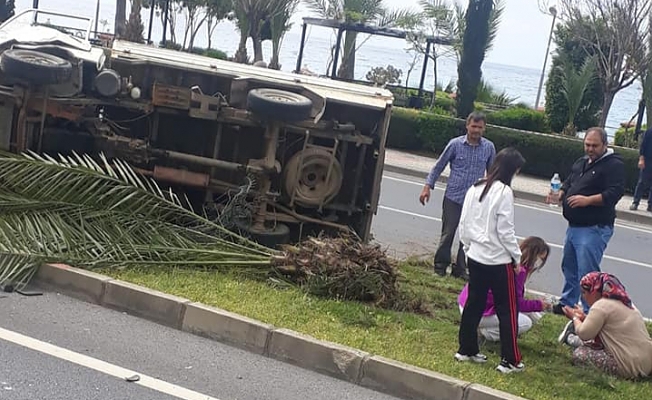 Alanya'da kamyonet devrildi! Sürücü ve eşi yaralandı