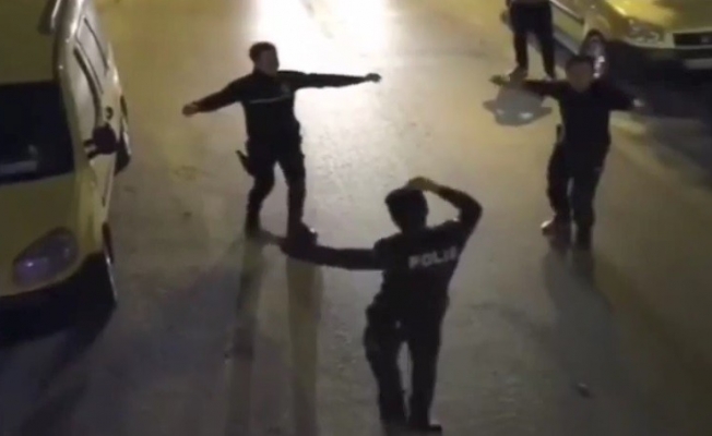 Alanya'da balkondaki vatandaşlar çaldı, polisler oynadı