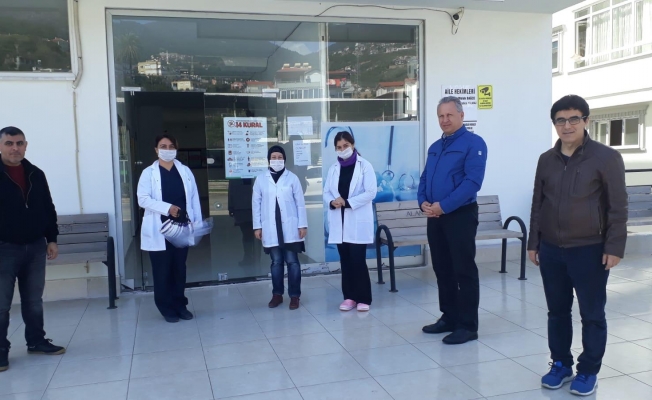 Alanya'da Eğitim-Bir-Sen sağlık çalışanlarına maske dağıttı!