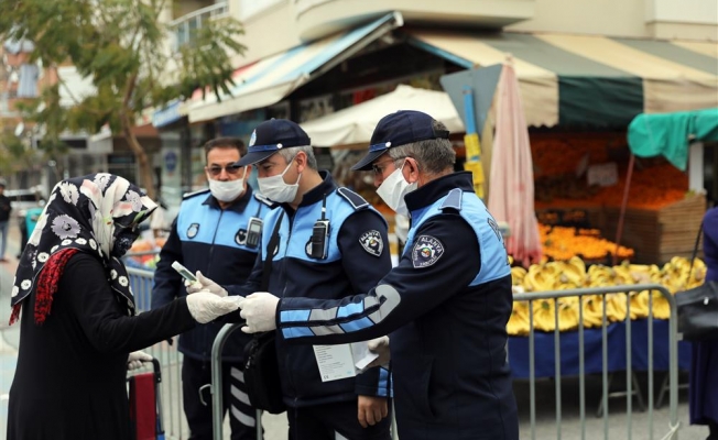 Alanya'da vatandaşlara ücretsiz maske dağıtımı başladı