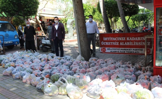 Alanya MHP'den vatandaşlara meyve sebze yardımı!