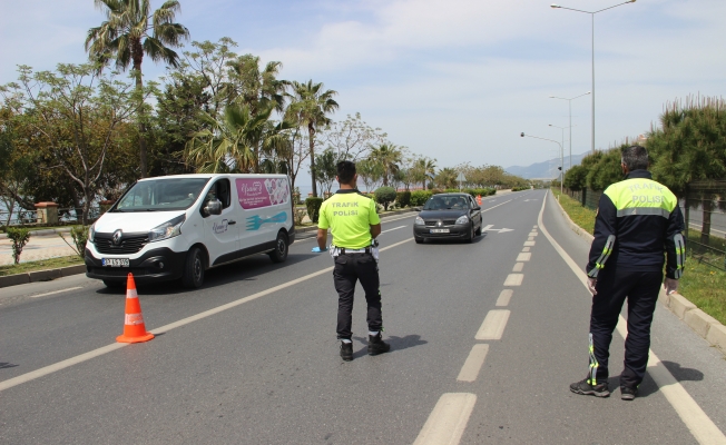 Alanya’da polis ekipleri denetim yaptı!  Yasağa uymayanlar ceza yedi