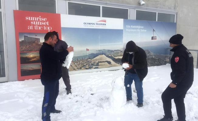 Antalya'nın zirvesine kar düştü
