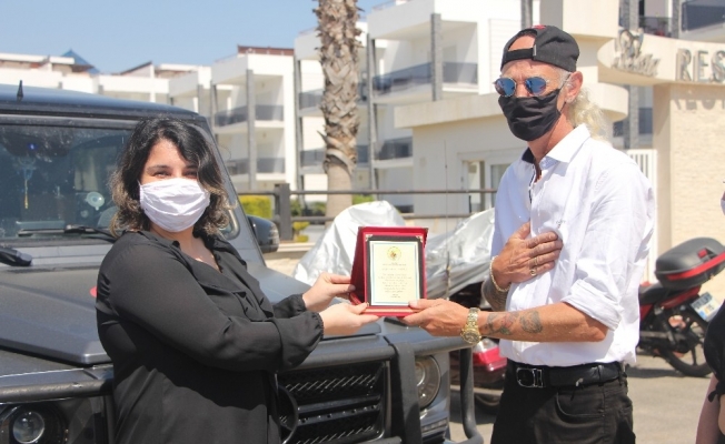 Antalya’da 24 ihtiyaç sahibine 500’er lira yardım yapan Alman vatandaşı plaketle ödüllendirildi