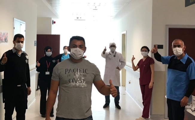 Antalya’da korona virüsü yenen hasta alkışlarla taburcu edildi