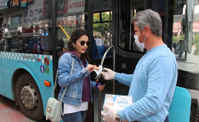 Antalya’da toplu taşımayı kullananlara ücretsiz maske dağıtılıyor