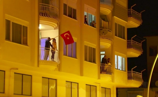Antalyalılar "Memleketim" şarkısıyla balkonlara döküldü