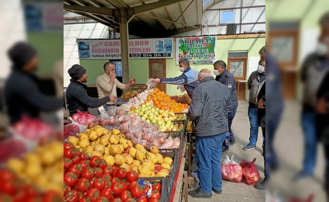 Ardahan Belediyesi pazarda maske dağıttı