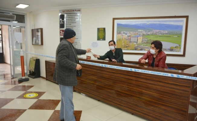 Ardahan Belediyesinde ücretsiz maske dağıtımı başladı