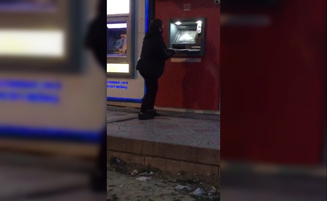 Babasına kızan kadın ATM'leri parçaladı