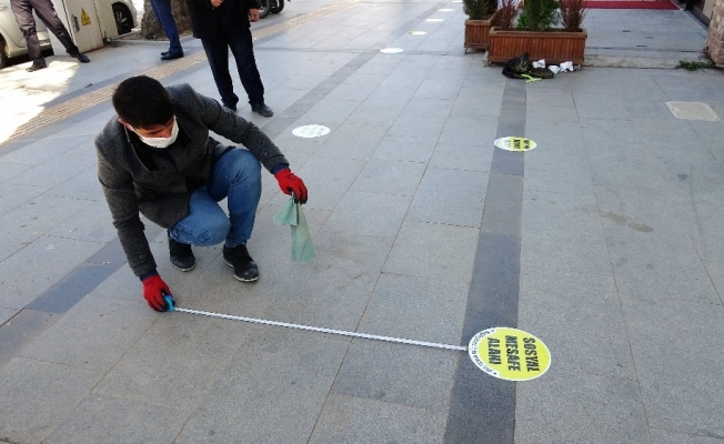 Banka önlerindeki sosyal mesafe ihlaline polis müdahalesi