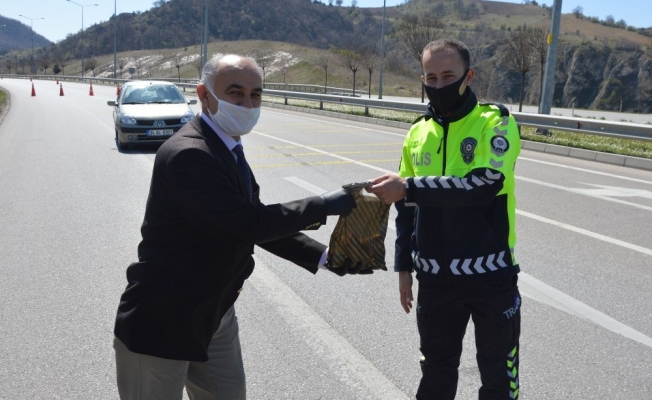Başkan Özdemir’den polislere hediye