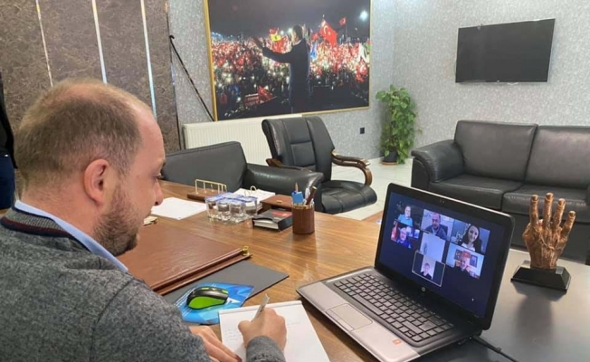 Belediye başkanları ile telekonferans sistemiyle görüştü