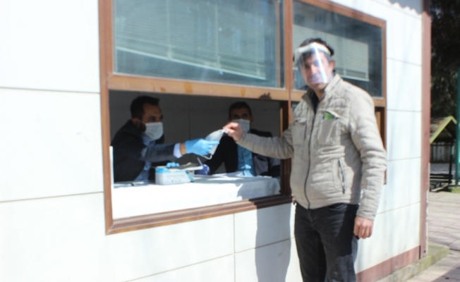 Belediye kendi ürettiği maskeleri ücretsiz dağıtıyor