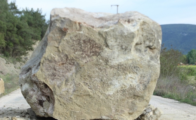 Bilecik’te dağdan düşen kaya parçası 4 köye giden yolu kapattı