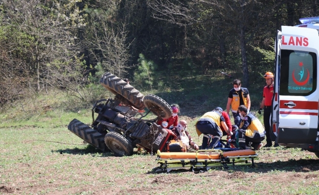 Bolu’da devrilen traktörün sürücüsü son anda yaralı kurtuldu