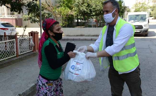 Büyükşehir Alanya'da gıda yardımlarına devam ediyor