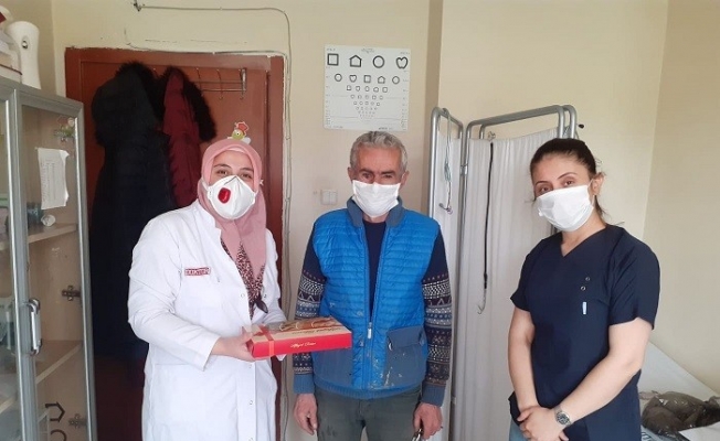 Çıldırlı esnaftan sağlıkçılara tatlı destek