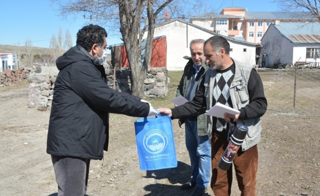 Çocuklara eğitim seti, büyüklere maske