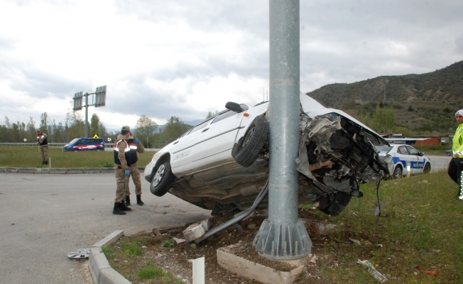 Direğe çarpan otomobil şaha kalktı