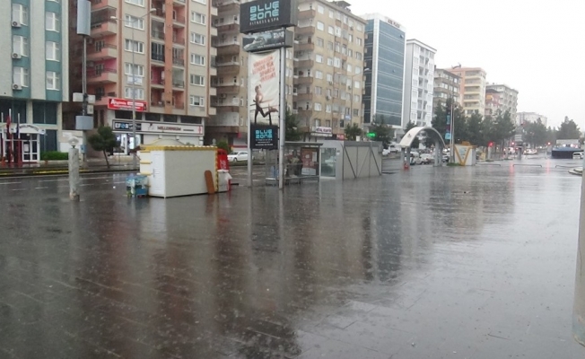 Diyarbakır’da sular altında kalan araçlar çekici yardımıyla kurtarıldı