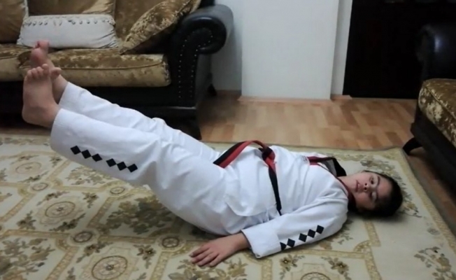 Down sendromlu Hilal, evinde antrenman yapıyor