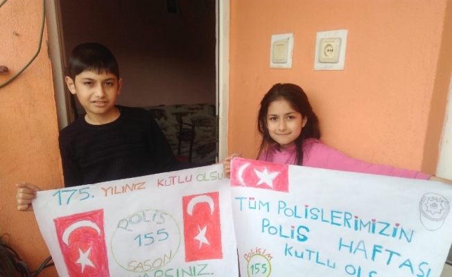 Evden çıkamayan çocuklar Polis Haftasını balkondan kutladı