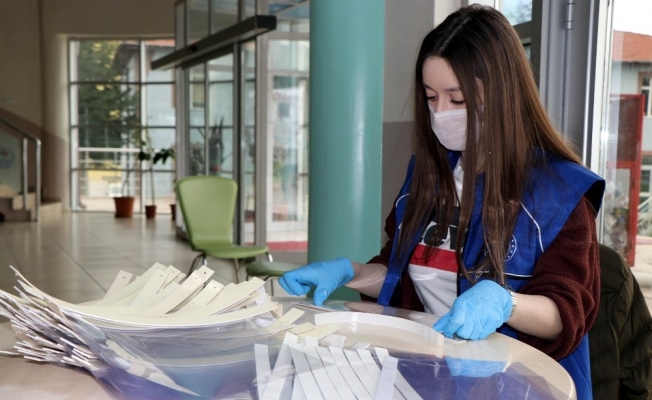 Gençlik Merkezi sağlık çalışanları için günde 100 adet siperli maske üretiyor