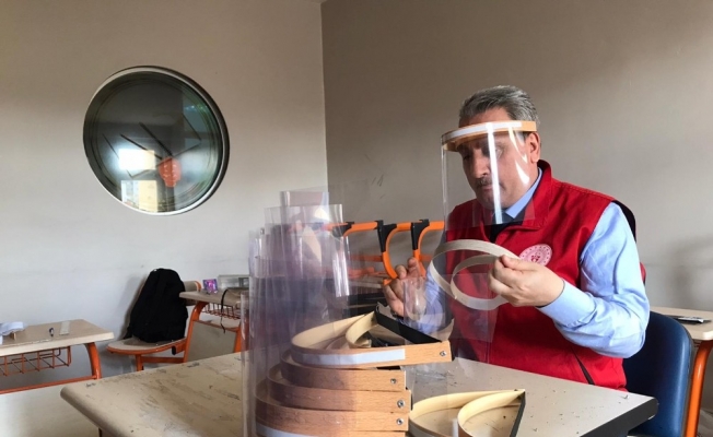 Gençlik merkezlerinden siperli maske