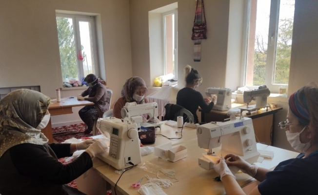 Gönüllü kadınların ürettiği maskeler bedava dağıtılıyor
