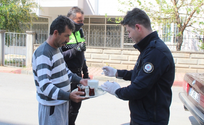 Görev başındaki polise çay ikramı