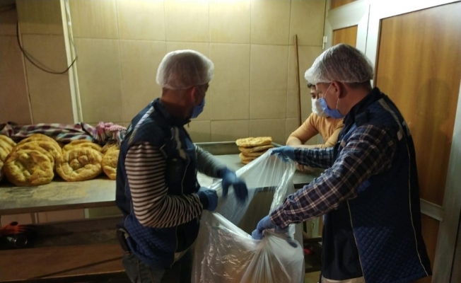 Gramajı düşük pideleri vatandaşlara satmaya çalıştılar