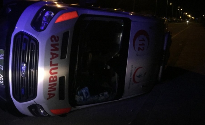 Hasta taşıyan ambulans kazada yan yattı