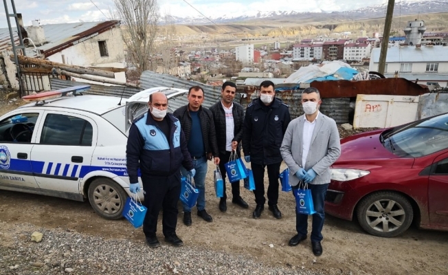 Horasan Belediyesi vatandaşlara hijyen seti dağıttı