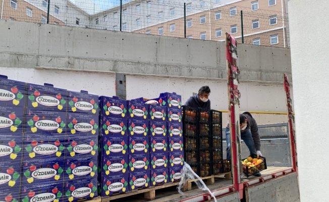 İş adamı kardeşlerden sağlık çalışanlarına 400 kasa meyve