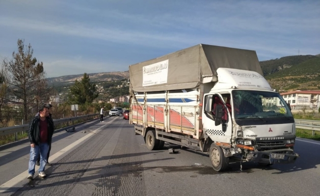 İskenderun’da kamyonet otomobile çarptı: 1 yaralı