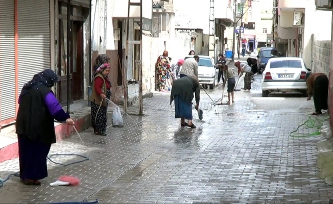 Kadınlar korona virüsüne karşı sokakları temizledi