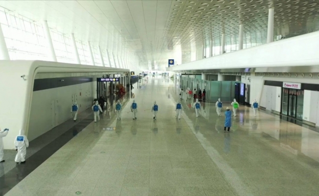 Karantinanın sona ereceği Wuhan’da havaalanı dezenfekte ediliyor