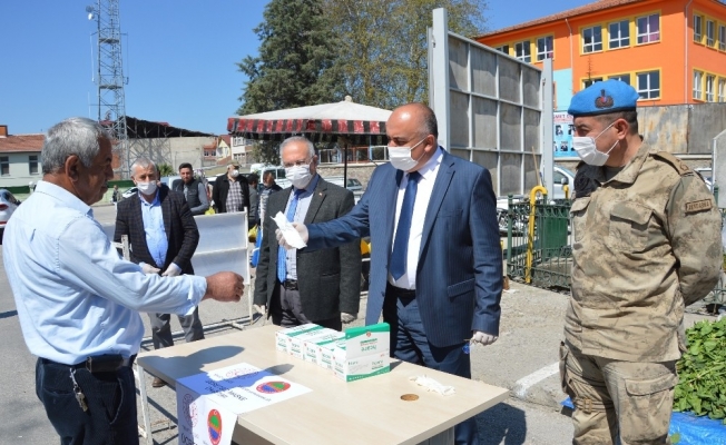 Kaymakam Doğan, pazar yerinde maske dağıttı