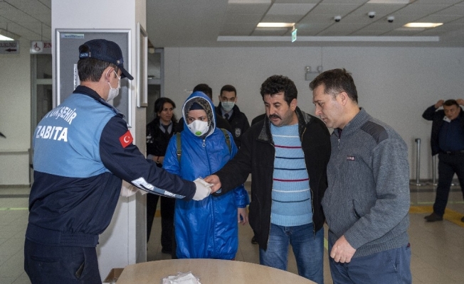 Kayseri Büyükşehir Belediyesi Zabıta ekipleri hastanelerde maske dağıttı