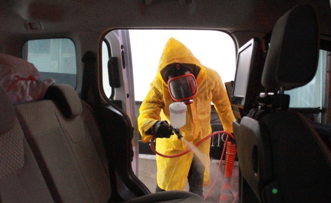Korona virüs fırsatçılarına karşı araçları ücretsiz dezenfekte ediyor