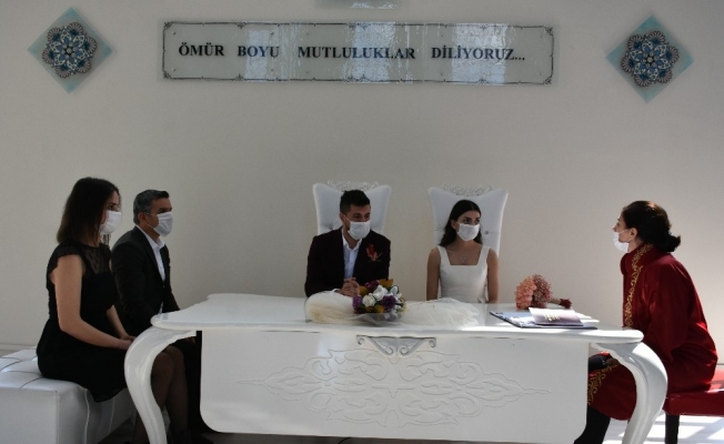 Korona virüs tedbirleri alınarak nikah kıydılar