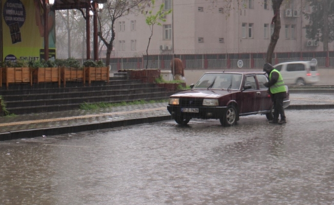 Korona virüs tedbirlerine uymayan vatandaşlar yağmura yakalandı