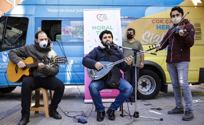 Korona virüse karşı moral timi: Sokak sokak gezip konser veriyorlar