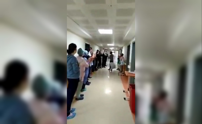 Korona virüsü yenen hastayı sağlık görevlileri alkışlarla uğurladı