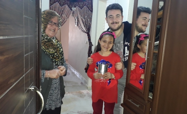 Minik kız biriktirdiği parasını ‘Biz Bize Yeteriz Türkiyem’ kampanyasına bağışladı