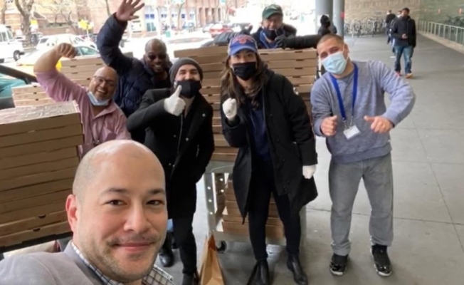 New York’un Türk pizzacısı Hakkı Akdeniz, evsizlere ve Türk öğrencilere pizza ve maske dağıttı