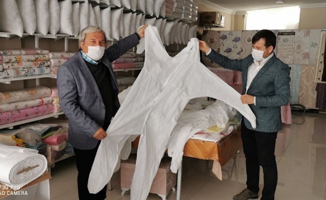 Osmaneli’nde sağlıkçıların özel tasarım tulumlar üretmeye başladı