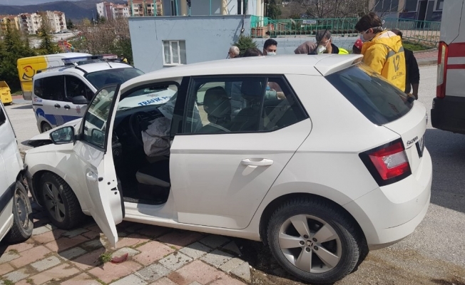 Otomobil park halindeki kamyonete çarptı; 1 yaralı