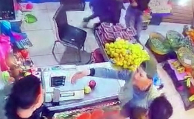 (ÖZEL) Esenyurt’ta manav dükkanında tekme tokat “hırsız” kavgası kamerada